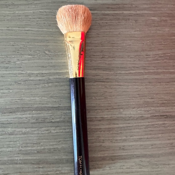 Tom Ford Luxurious Makeup Brushes - Black and Gold - Picture 3 of 3